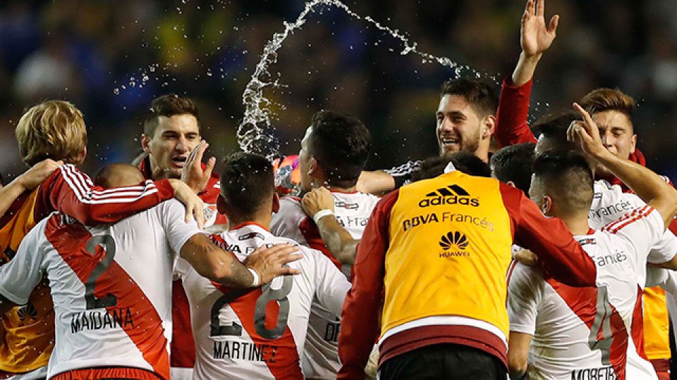 En un final vibrante, River ganó en la Bombonera y abrió el campeonato.