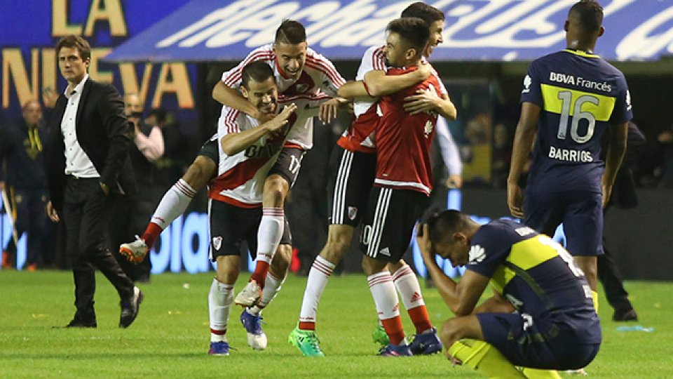 En un final vibrante, River ganó en la Bombonera y abrió el campeonato.