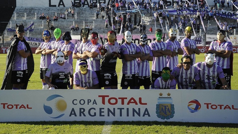 La particular formación del Villero en el encuentro por la Copa Argentina.