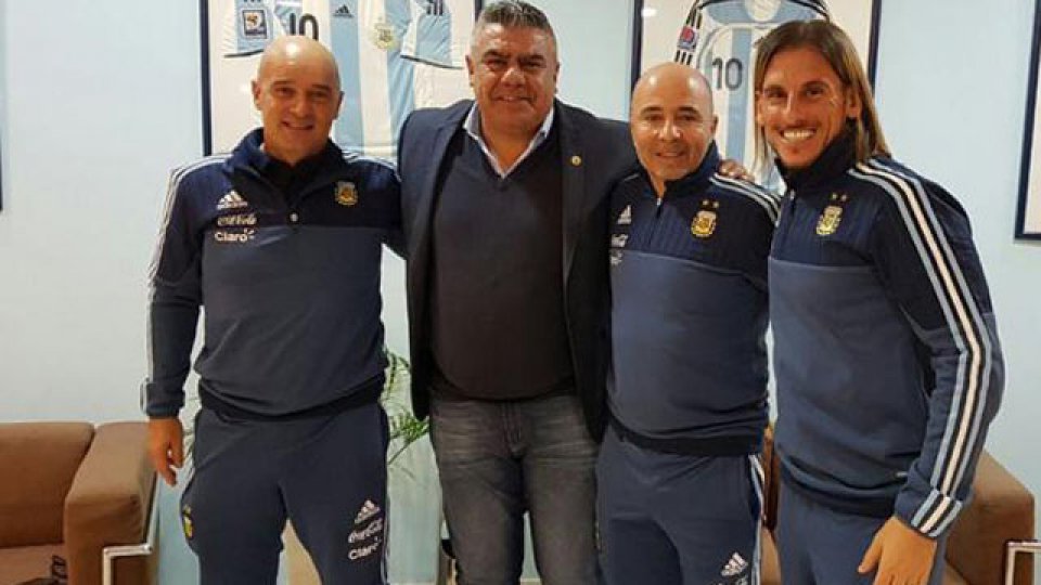 Sampaoli junto a su cuerpo técnico y el Presidente de la AFA Claudio Tapia.
