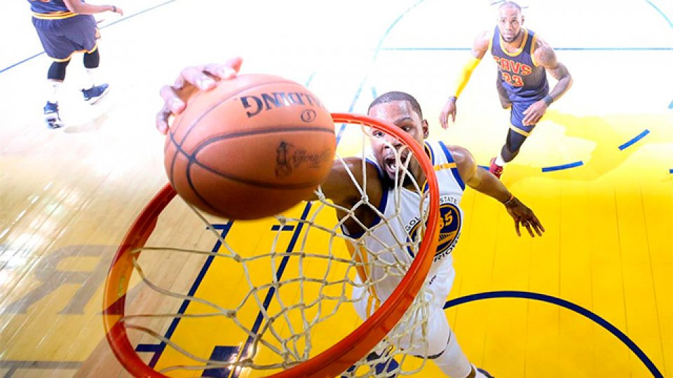 Golden State derrotó a Cleveland y se consagró campeón de la NBA.