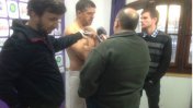 El entrenador de Villa Dálmine dio una conferencia de prensa casi desnudo