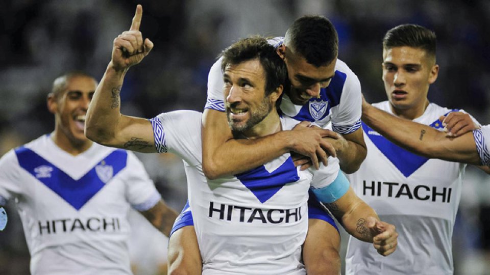 El Fortín goleó en Liniers con un hat-trick de Mariano Pavone.