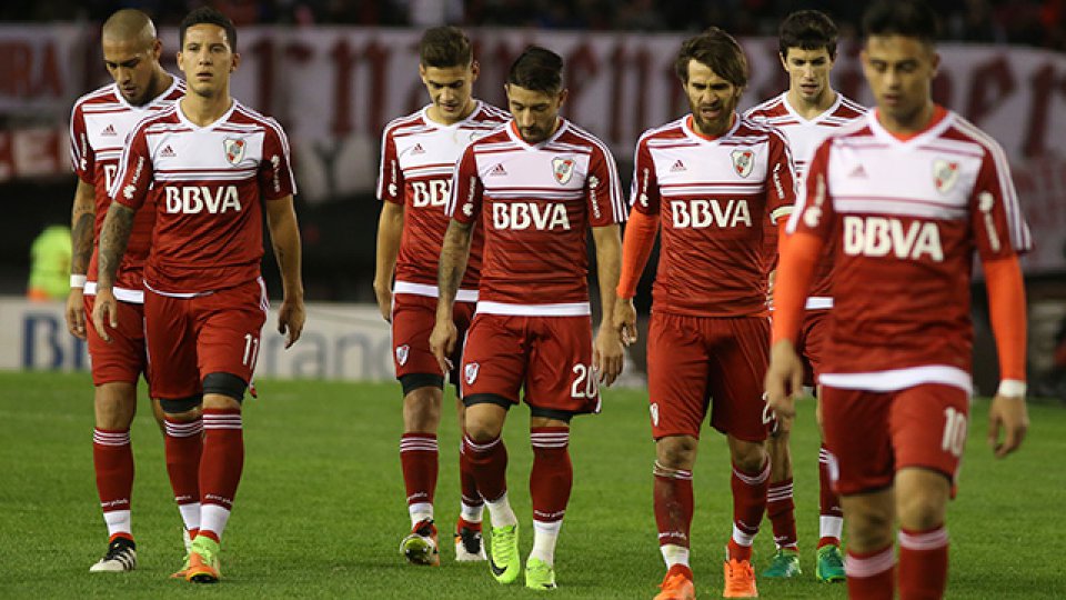 El equipo de Gallardo perdió y se despidió de la lucha por el título.