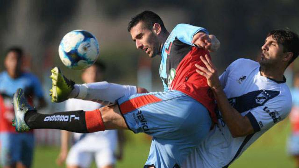 Con el empate en Adrogué la Banda estiró su diferencia sobre Chacarita.