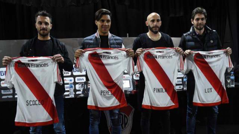 Las cuatro caras nuevas que sumó el club de Núñez posaron con las camisetas.