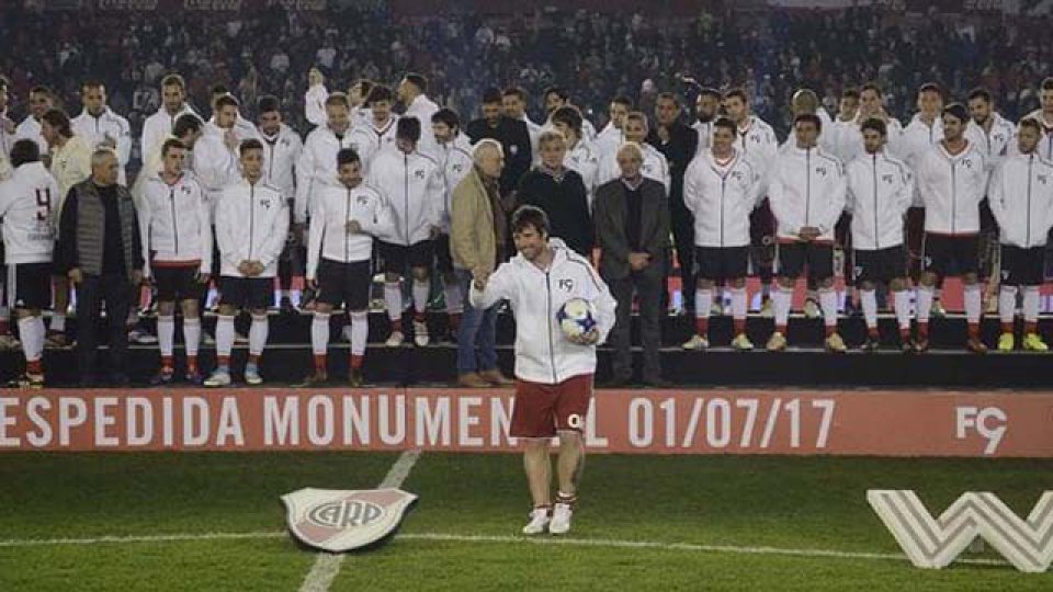 El Cavegol rodeado de los grandes cracks de la historia de River.
