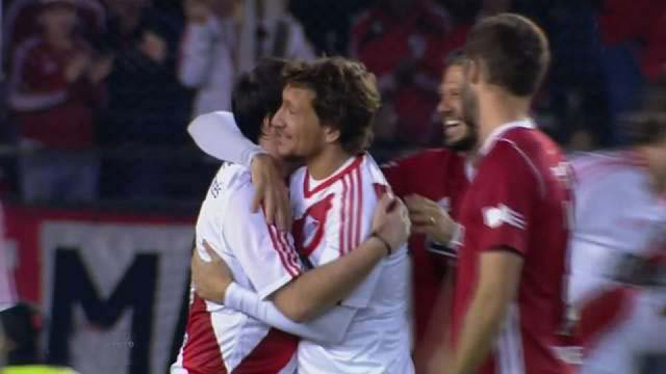 El Cavegol rodeado de los grandes cracks de la historia de River.