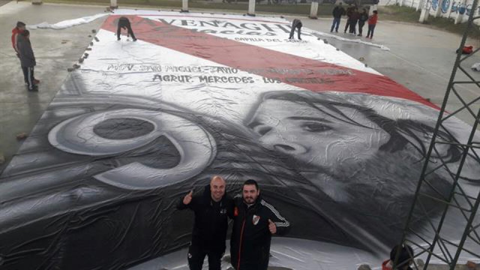 El Cavegol rodeado de los grandes cracks de la historia de River.