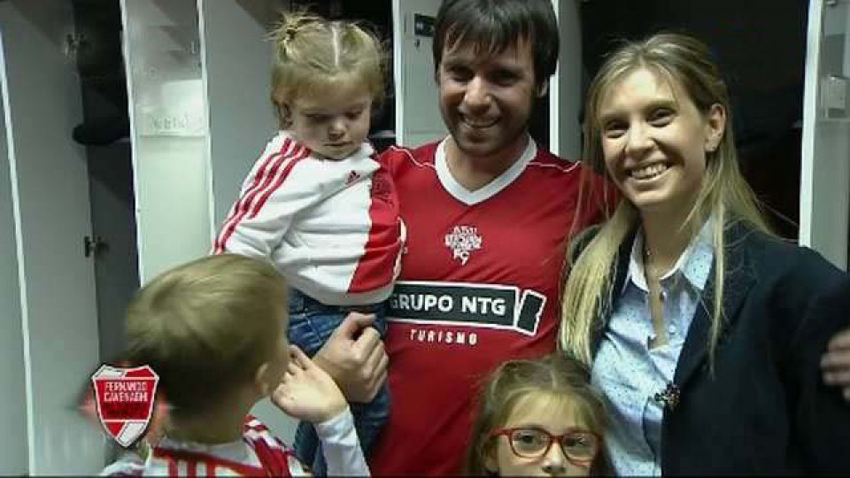 El Cavegol rodeado de los grandes cracks de la historia de River.