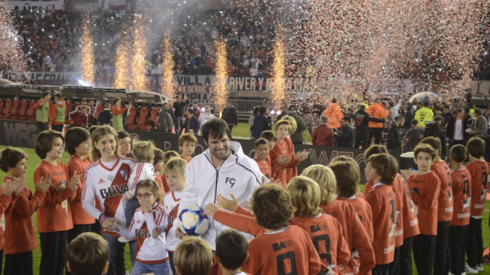 El Cavegol rodeado de los grandes cracks de la historia de River.
