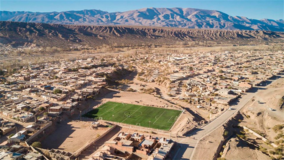 La cancha de fútbol sintético en La Quebrada de Humahuaca.