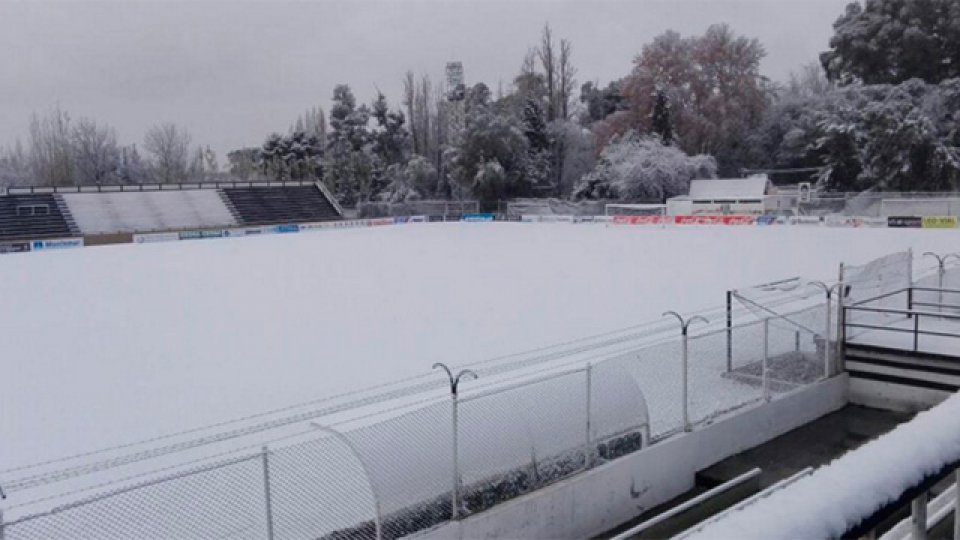 La cancha de Gimnasia de Mendoza, tapada por nieve.