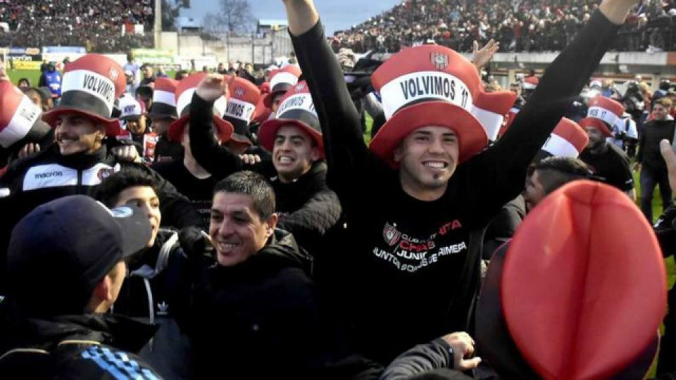 El Funebrero festeja su retorno a la Primera División tras 7 años de ausencia.