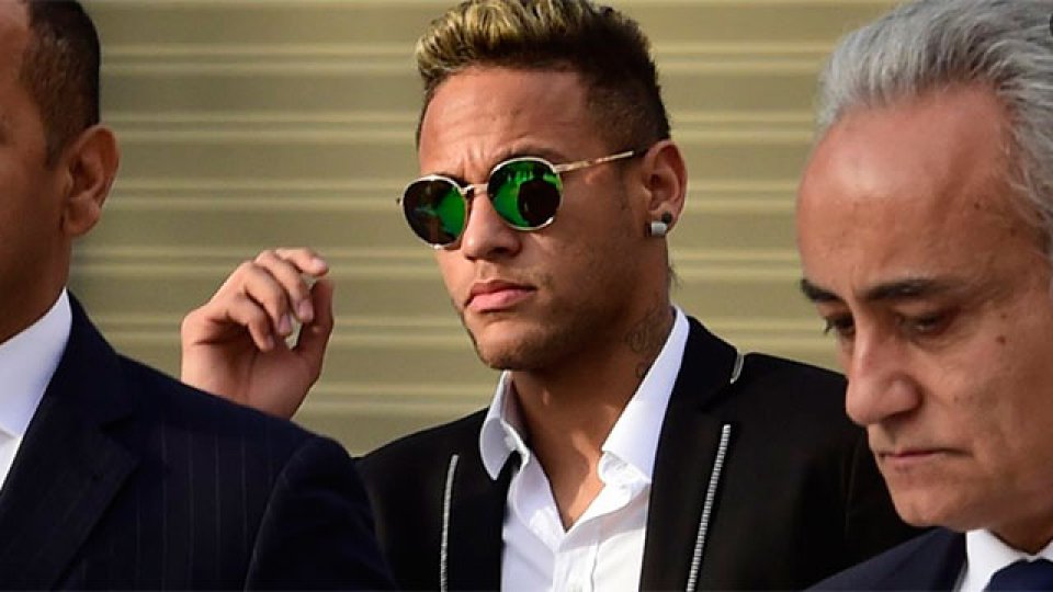 Neymar explicó por qué dejó Barcelona y elogió a Lionel Messi.
