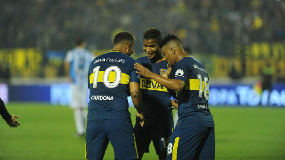 Los colombianos festejan el pase de Boca a la siguiente ronda.