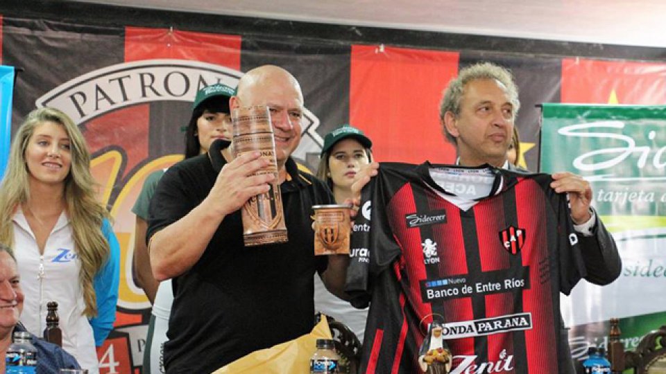 El Rojinegro presentó oficialmente su nueva indumentaria Sport Lyon.