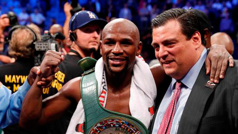 Mayweather con Mauricio Sulaiman, presidente del Consejo Mundial de Boxeo.