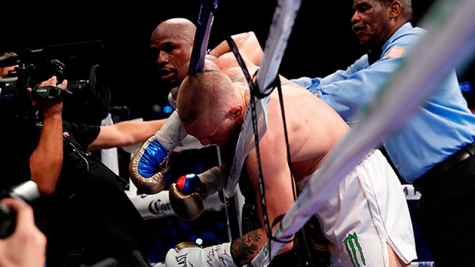 Mayweather conectando un certero golpe a su rival McGregor.