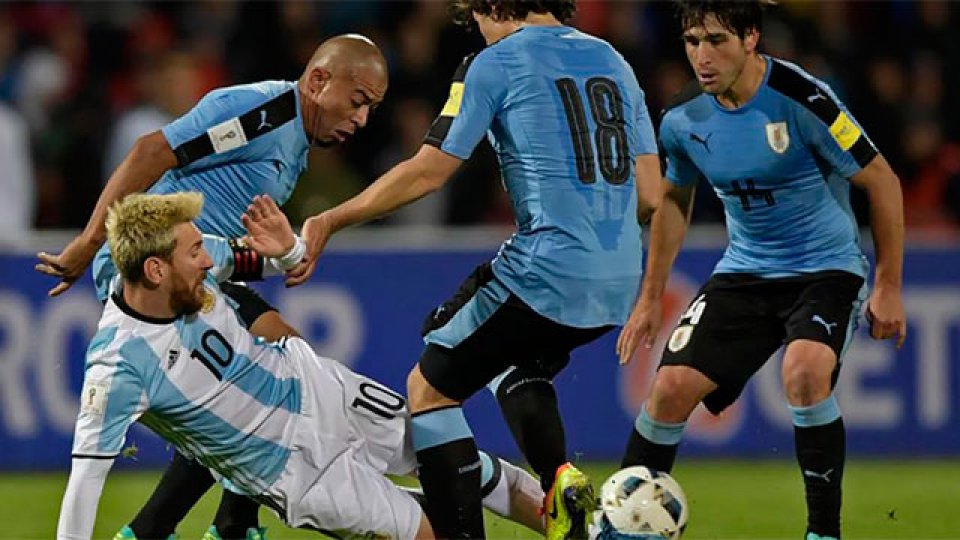 Argentina juega un partido determinante ante Uruguay.