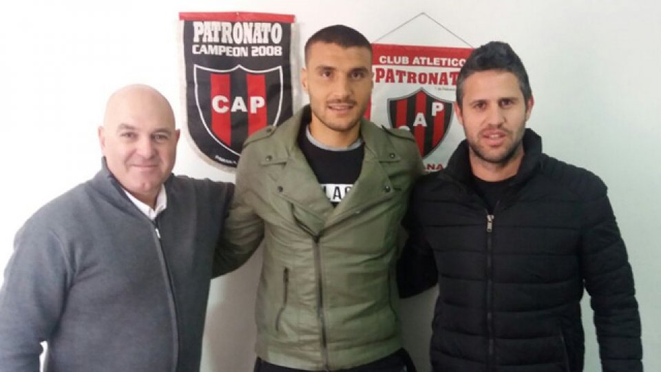Ribas llegó a la capital entrerriana y firmó contrato. (Twitter Patronato) Ribas llegó a la capital entrerriana y firmó contrato. (Twitter Patronato)