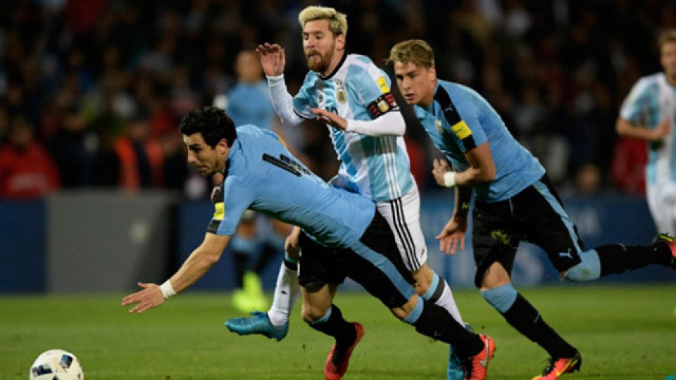 Argentina visita a Uruguay con la obligación de ganar.