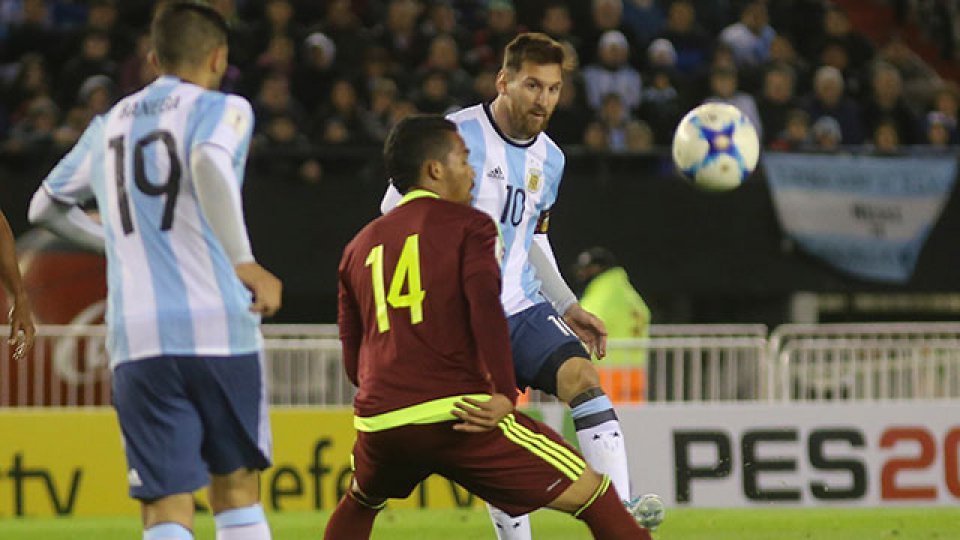 Argentina no pudo con Venezuela y sigue en zona de repechaje.