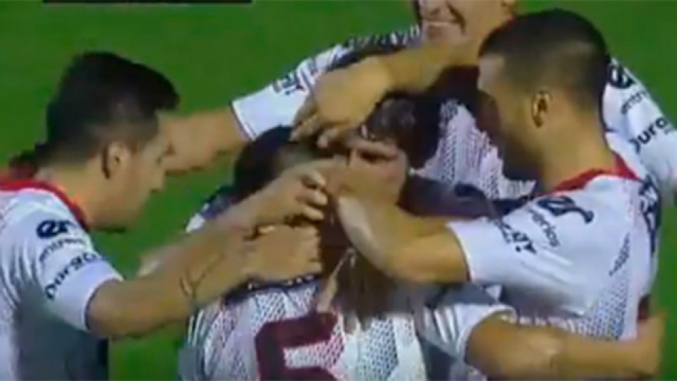 Patronato logró su primera victoria en la Superliga ante Argentinos.