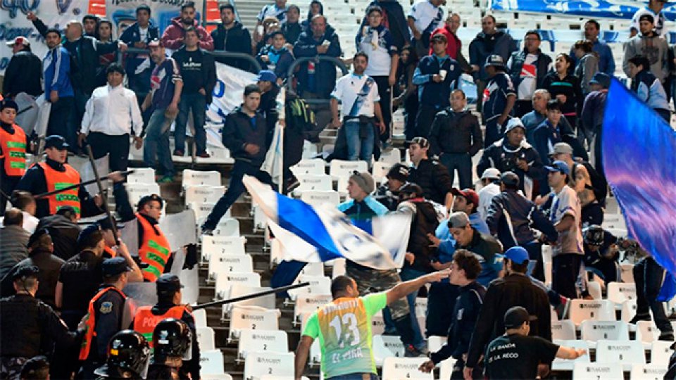 El choque entre la policía y los hinchas del equipo patagónico.