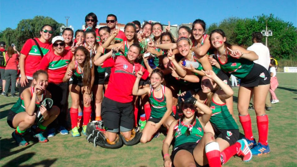 Las campeonas, en celebración, antes de recibir su copa. (Foto: Prensa APH)