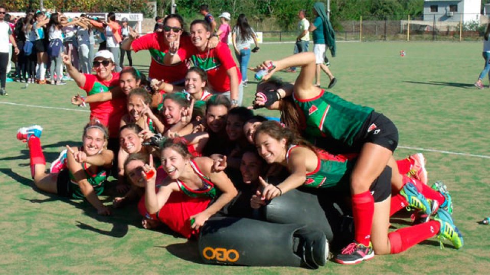 Pie de foto:   Las campeonas, en celebración, antes de recibir su copa. (Foto: P