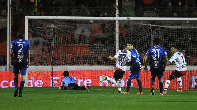 Patronato ganó el tercer partido al hilo y llegó a lo más alto de la Superliga