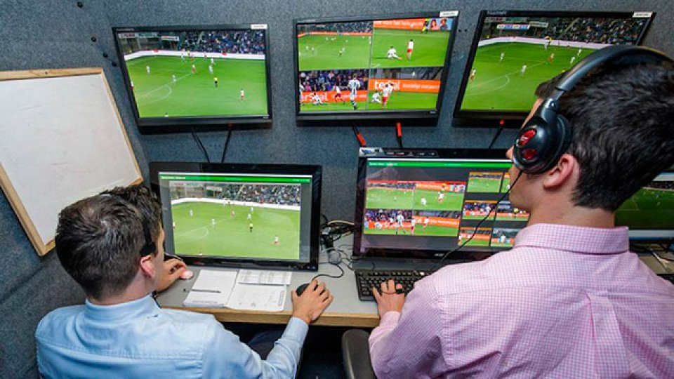 El video assistant referee tendrá su estrenó en un Mundial en Rusia 2018.