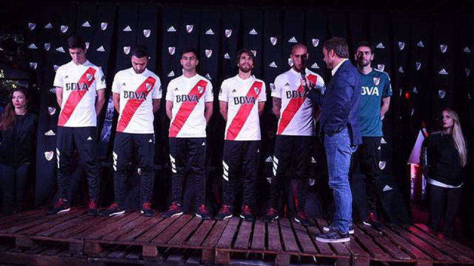 Los referentes de la Banda posan con el nuevo modelo de camiseta.