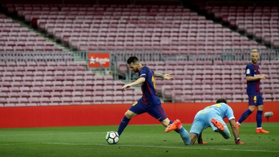 Messi hizo magia en un Camp Nou en silencio.