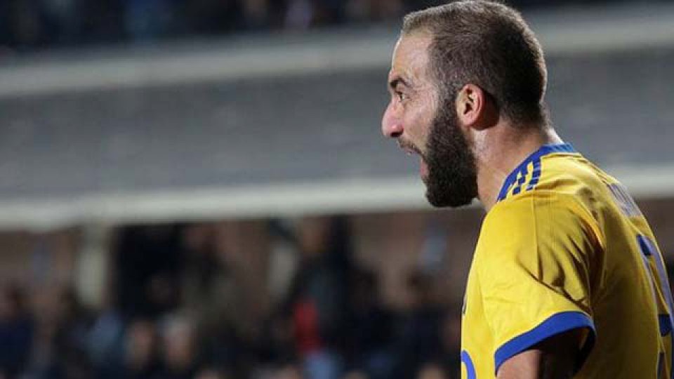 El Pipa anotó el segundo gol de Juvetus, que le cedió la punta al Napoli.