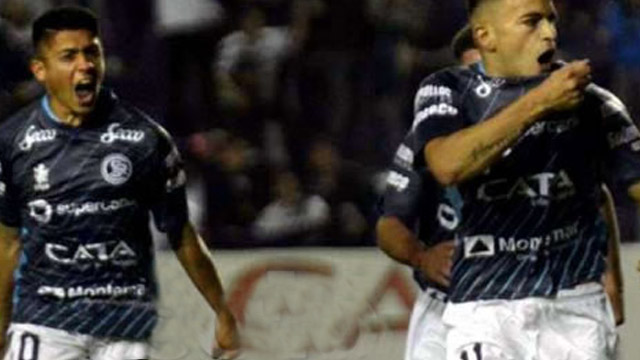 El Azul festejó su primera victoria en el campeonato frente al elenco cordobés.