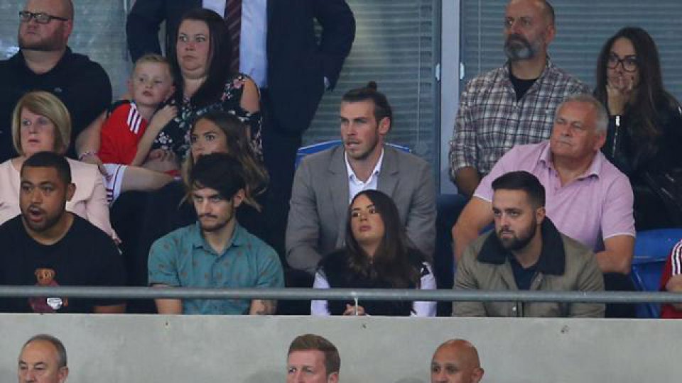 Bale, lesionado, presenció la derrota de Gales que lo dejó fuera de Rusia 2018.
