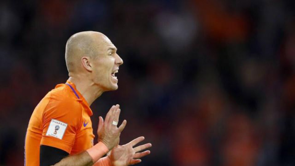 Robben, quien marcó los dos goles de Holanda, anunció su retiro de la Selección.