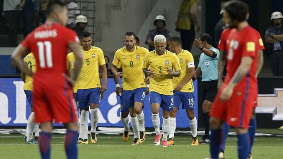 Brasil goleó a Chile y lo dejó sin Mundial.