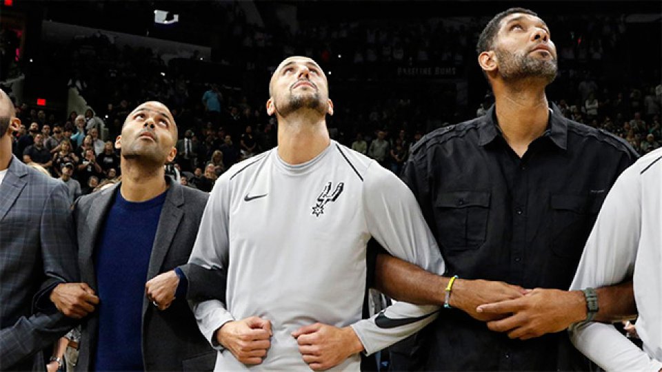 El abrazo entre Ginóbili, Parker y Duncan. Foto: AFP