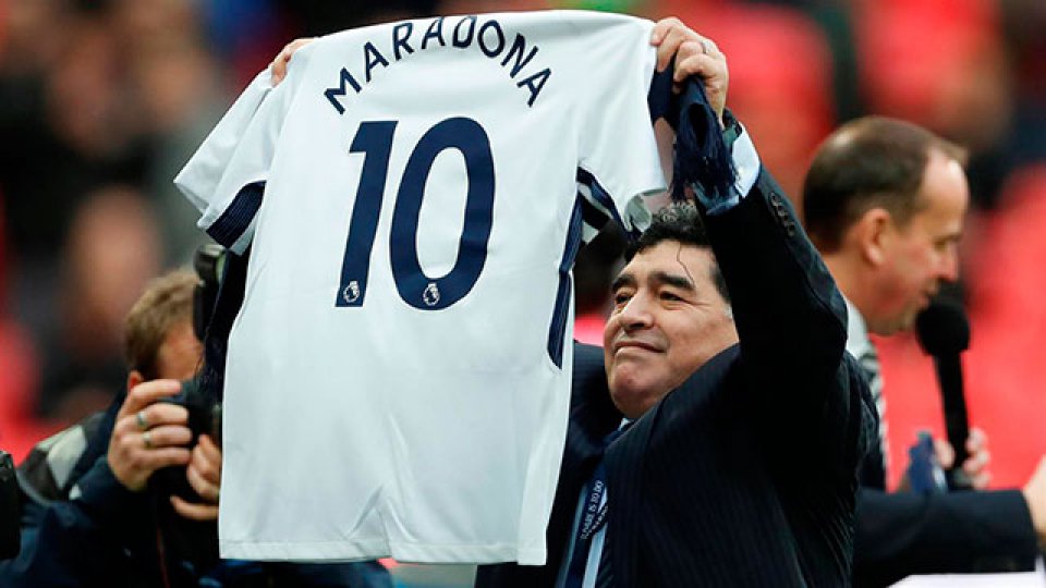 La tremenda ovación de los fanáticos ingleses a Diego Maradona en Wembley.