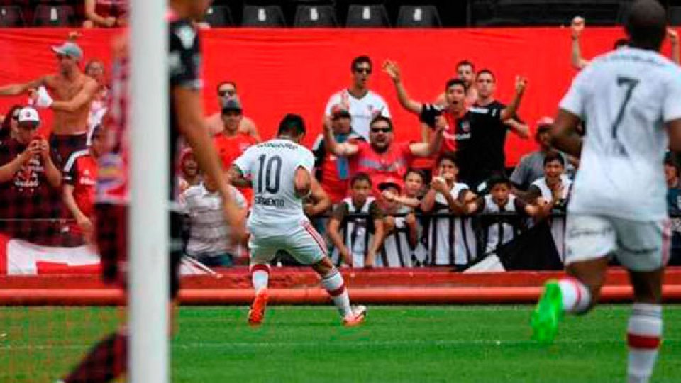 Newell's venció a Chacarita, que se hunde en la tabla.