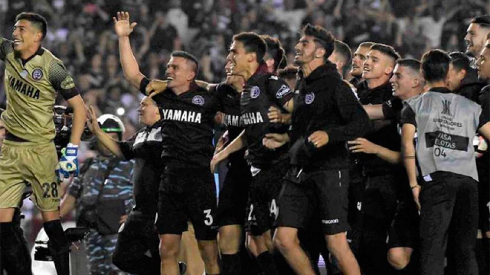 Lan&uacute;s lo dio vuelta un partido hist&oacute;rico ante River.