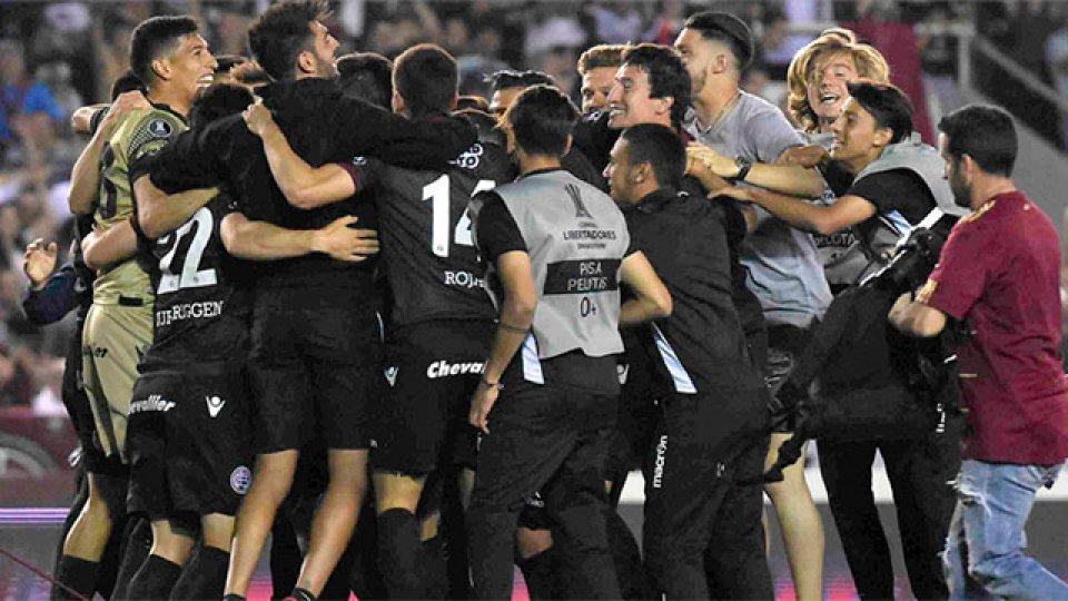 Lan&uacute;s lo dio vuelta un partido hist&oacute;rico ante River.