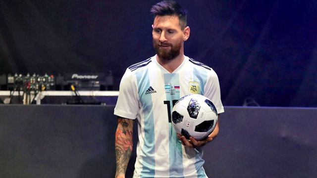 Debe Muestra Gran cantidad de Con Messi como figura se presentó la camiseta Argentina y la pelota del  Mundial - Superdeportivo.com.ar