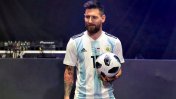 Con Messi como figura se presentó la camiseta Argentina y la pelota del Mundial