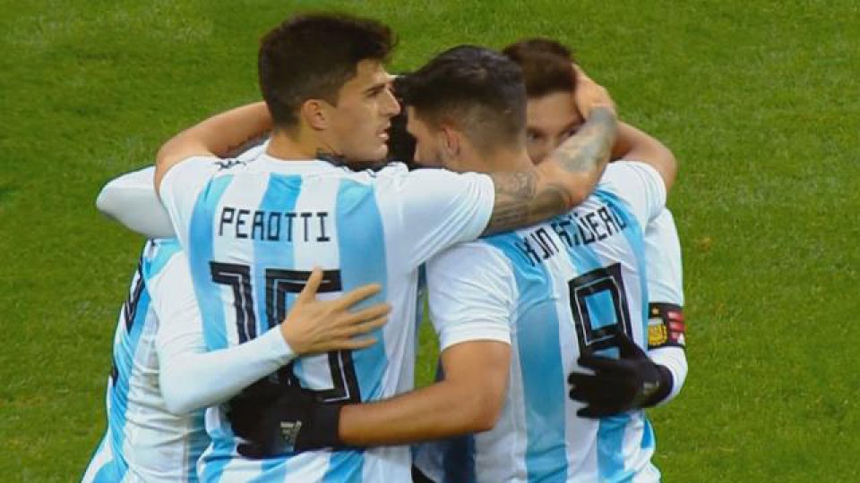 Antes de partir, la Selección Argentina se despidió del país en La Bombonera.