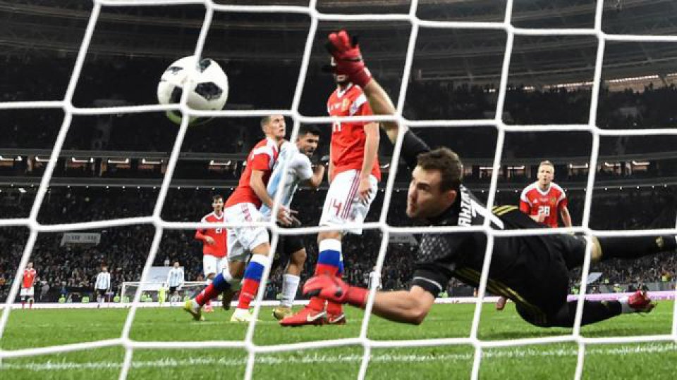 Argentina arrancó con el pie derecho su gira por el viejo como continente.