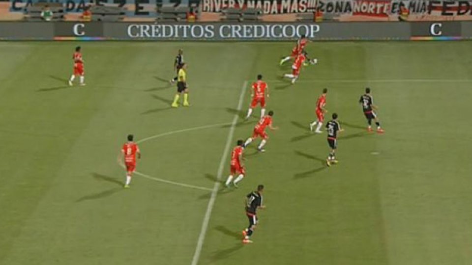 Polémica en el primer gol de River. (Foto: www.tycsports.com.ar)